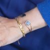 Χειροπέδα χρυσή ατσάλινη Cuoro με μπλε πέτρα λάπις λάζουλι